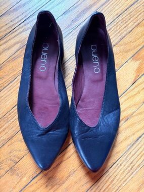 Bueno Women's Black Leather Flats